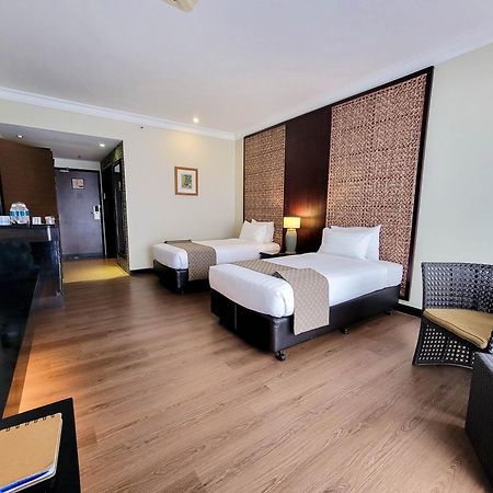 Mines Beach Resort Hotel سيري كيمبانغان المظهر الخارجي الصورة