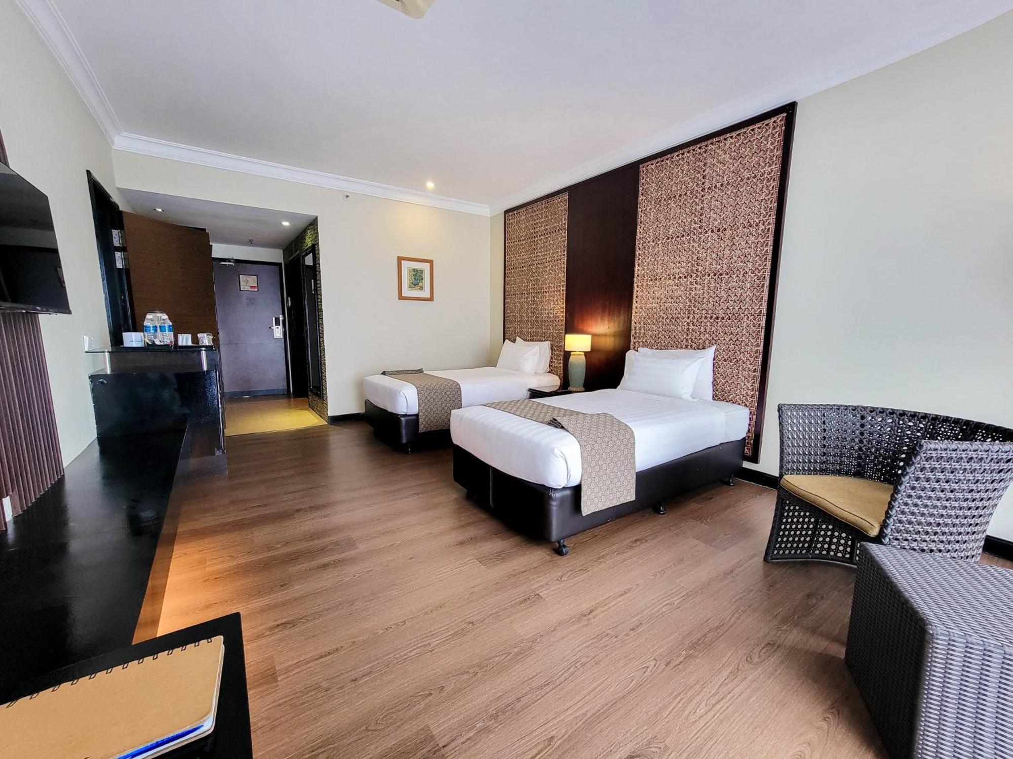 Mines Beach Resort Hotel سيري كيمبانغان المظهر الخارجي الصورة