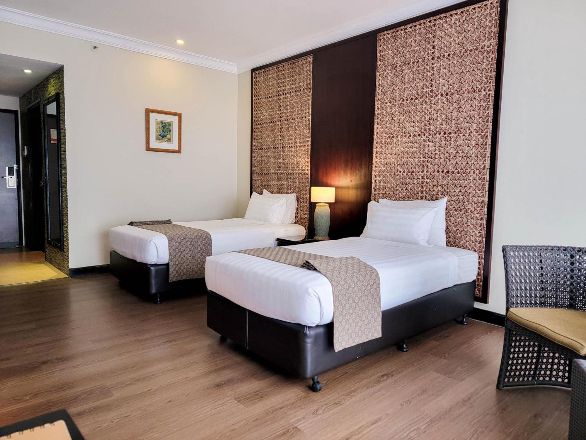 Mines Beach Resort Hotel سيري كيمبانغان المظهر الخارجي الصورة
