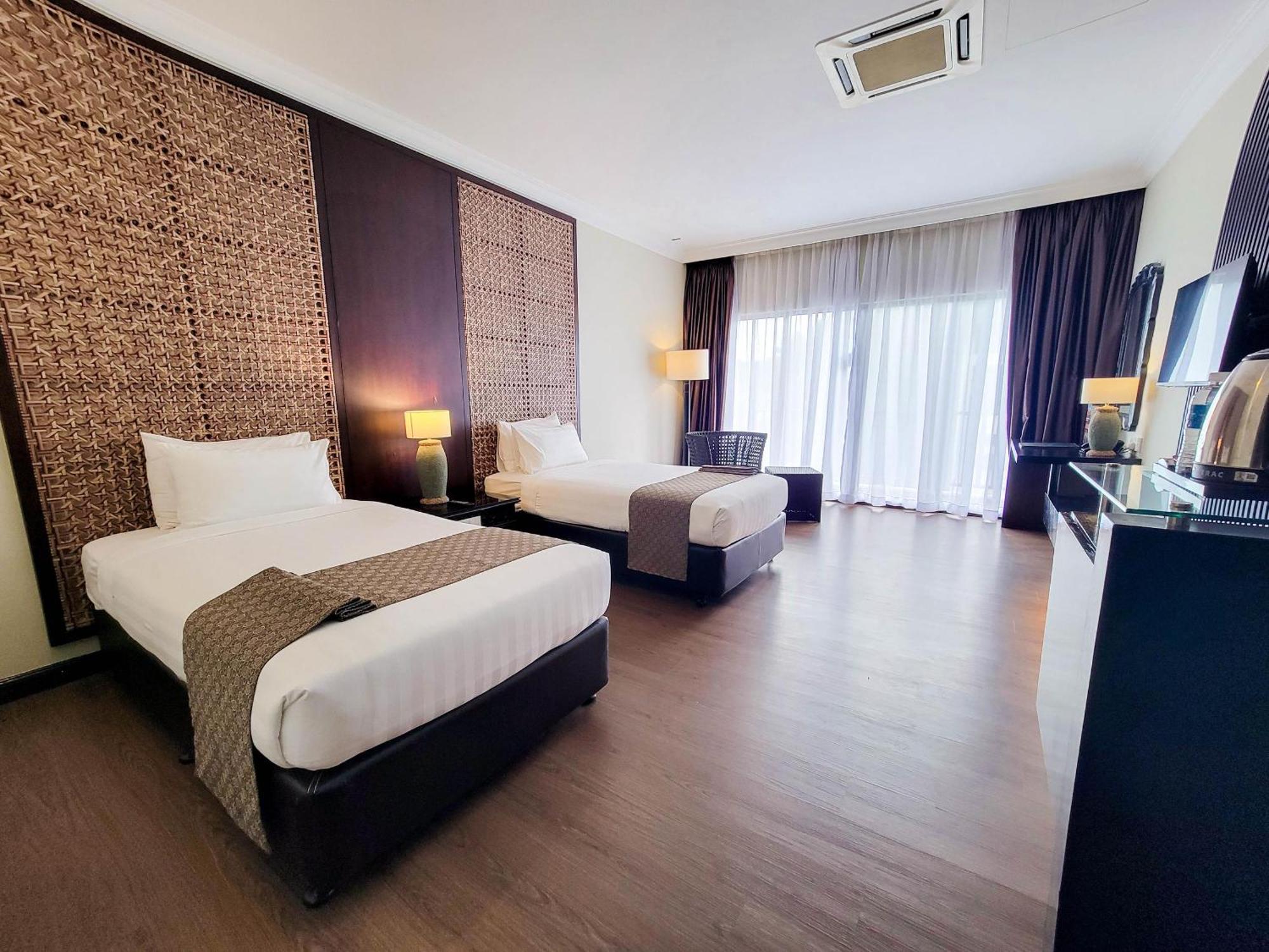Mines Beach Resort Hotel سيري كيمبانغان المظهر الخارجي الصورة